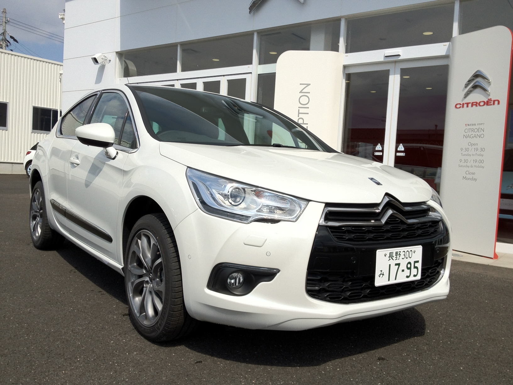 DS4の試乗車をご用意いたしました。